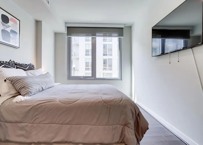 Stylish Condo At Clarendon With Rooftop Views