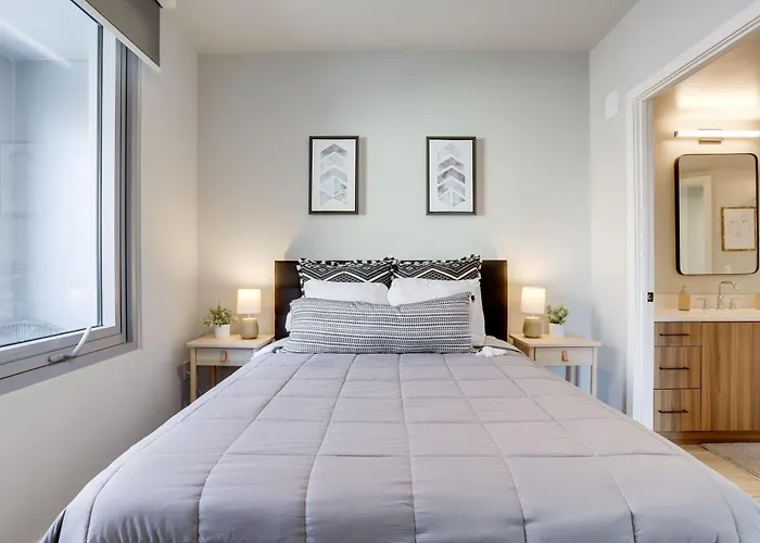 Stylish Condo At Clarendon With Rooftop Views