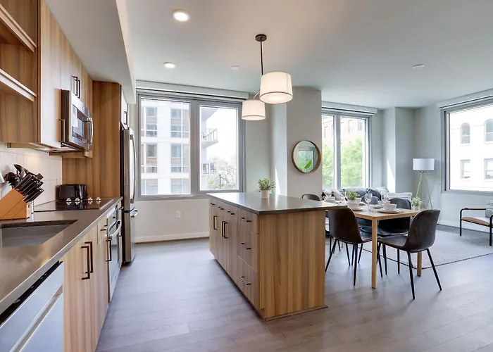 Stylish Condo At Clarendon With Rooftop Views