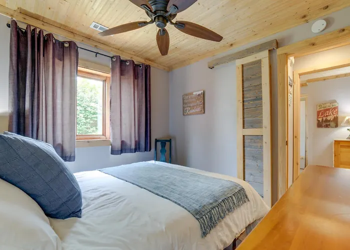 Lakefront Cottage W/ Deck Near Indiana Beach!