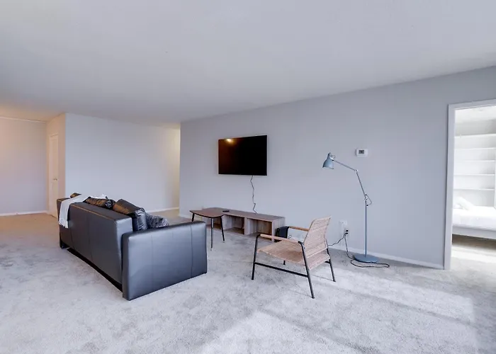 Fantastic 2 Bedroom Apt + Den @Crystal City With Gym