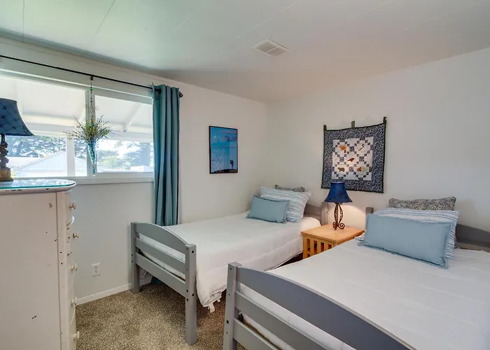 Central Bandon Retreat W/ Deck < 1 Mi To Beach!