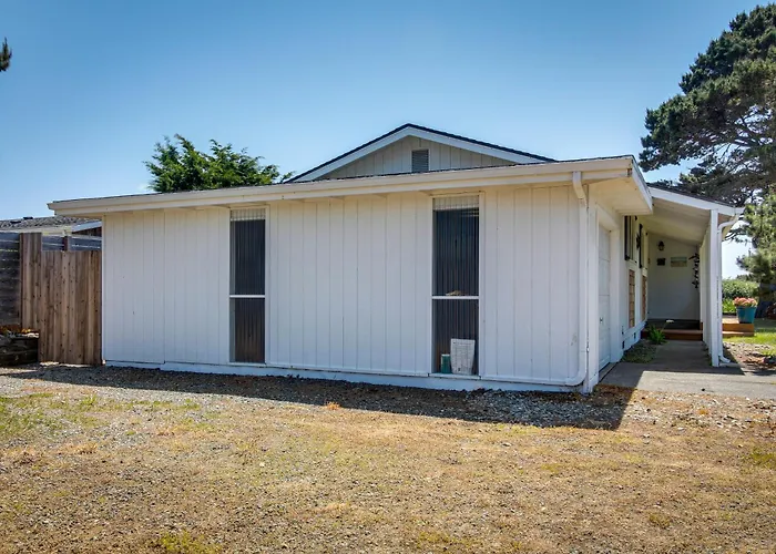 Central Bandon Retreat W/ Deck < 1 Mi To Beach!