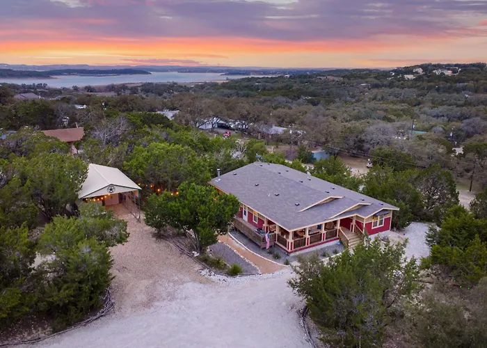 Hill Country Gem: Sunset Deck, Hot Tub & Fire Pit