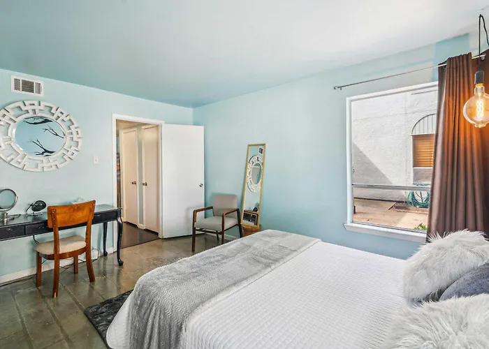 Dallas Condo W/ Pool Access ~ 4 Mi To Downtown!
