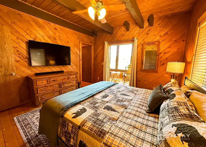 Runway Cabin Retreat With Private Hot Tub!