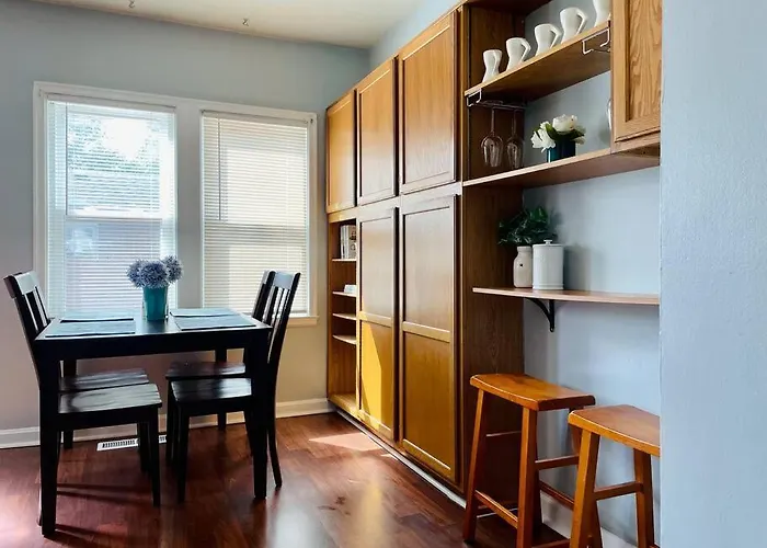 Green Roof Inn - Centrally Located 2Br/1Ba Home