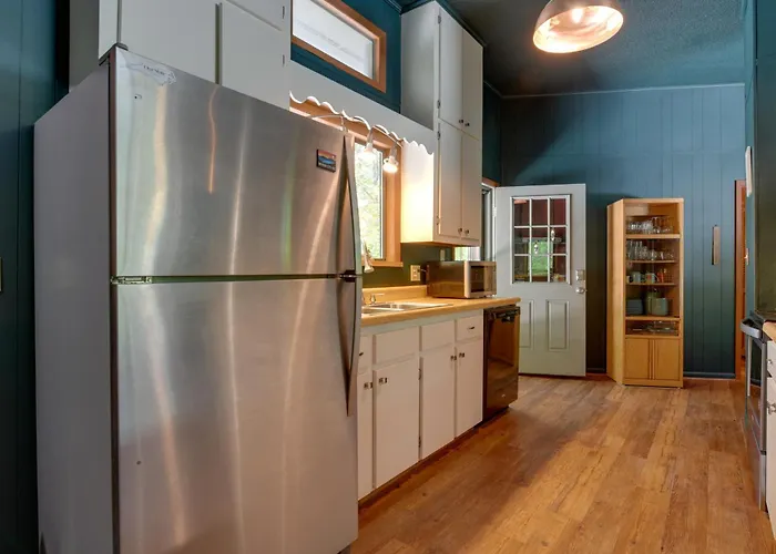 Pet-Friendly Cabin - 1 Mi From Fontana Lake!