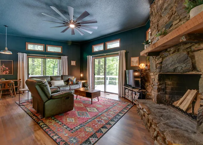 Pet-Friendly Cabin - 1 Mi From Fontana Lake!