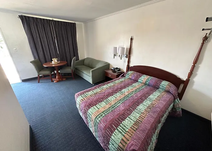 Four Oaks Lodging