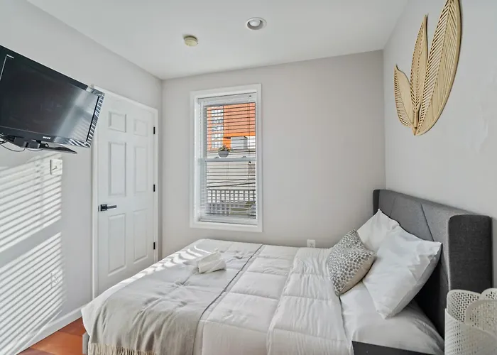 Navy Yard Gem: Stylish Condo Near Nationals Stadium