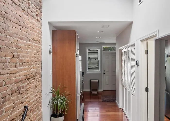 Navy Yard Gem: Stylish Condo Near Nationals Stadium