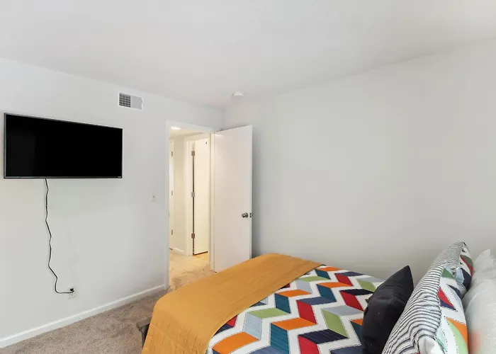 Overland Park Condo, Close To Lakes & Parks!