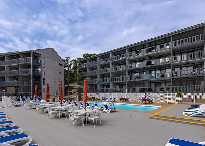F Lakefront! Remodeled, Sleeps 4, Boat Slip, Patio, Wifi, Cable, Pool