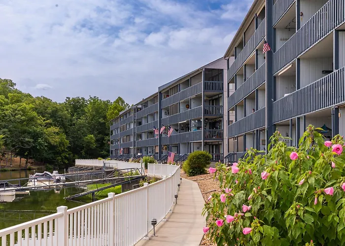 F Lakefront! Remodeled, Sleeps 4, Boat Slip, Patio, Wifi, Cable, Pool