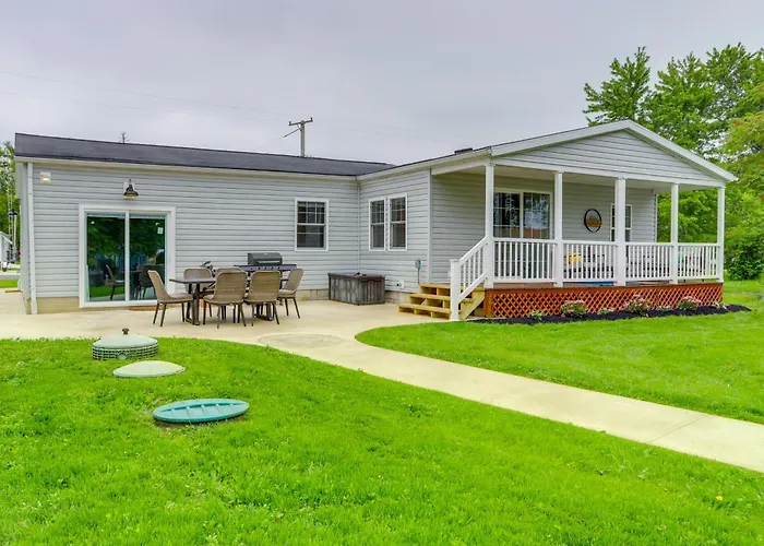 Boat Dock & Grill! Canal-Front Port Clinton Escape