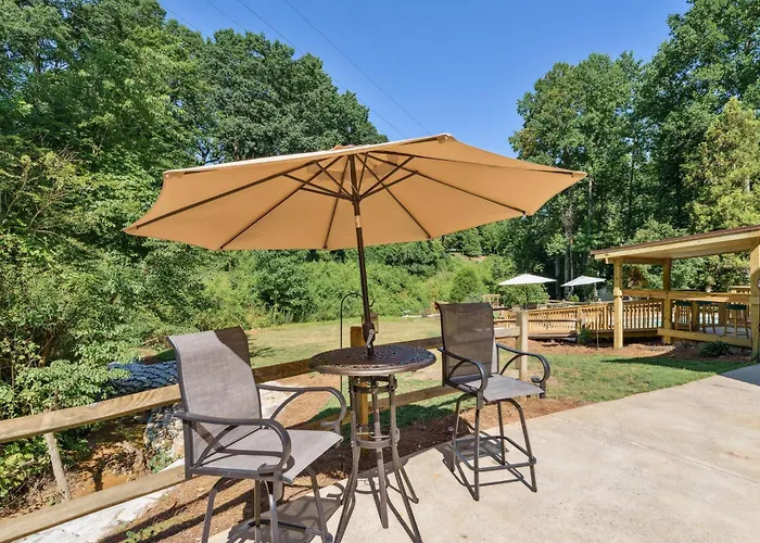 Hickory Hideaway: Pet-Friendly Haven W/ Fire Pit!