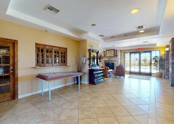 Pool & Hot Tub Access: 'Lake Havasu Lakehouse'