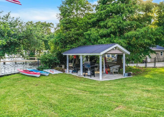 Dock & Fire Pit: Lakefront Bonneau Home!