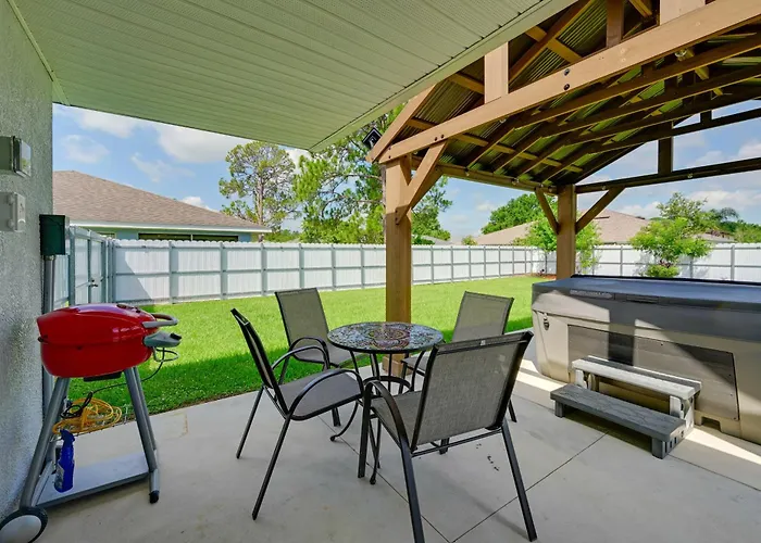 Hot Tub & Fenced Yard: Home In Sebring