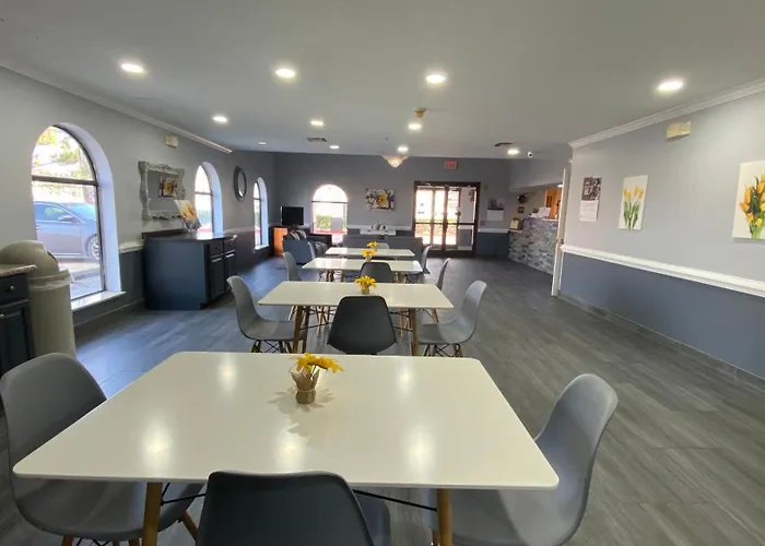 Days Inn & Suites By Wyndham Winnie