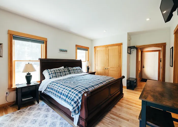 Waterfront 8 Acres Privacy And 5 Min To Ll Bean!