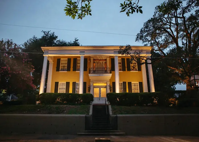 Anchuca Historic Mansion & Inn