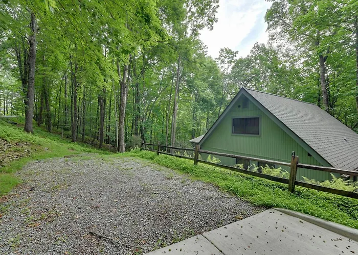 Peaceful Brevard Mountain Cabin: Hike, Golf & Swim