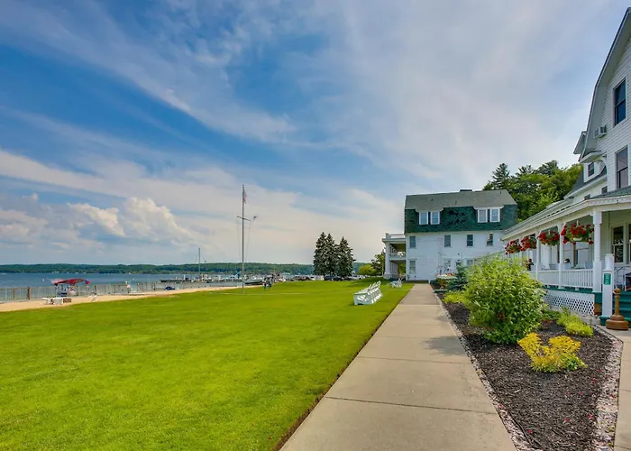 Pool + Hot Tub Access! Portage Lake Condo W/ Deck