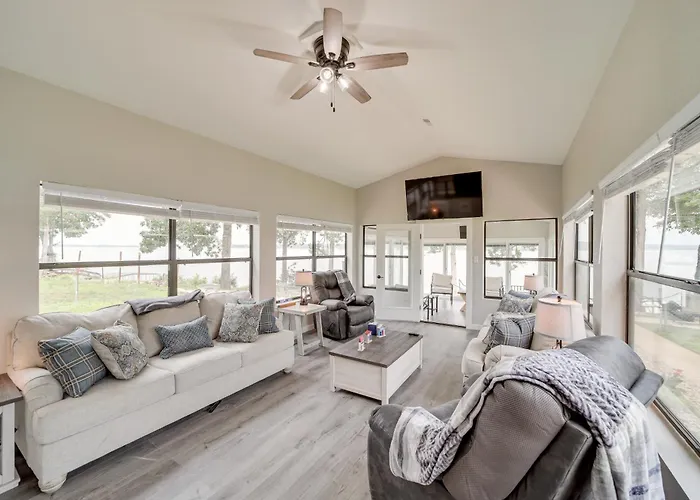 Waterfront Grove Retreat W/ Dock: 'Cedar Ridge'