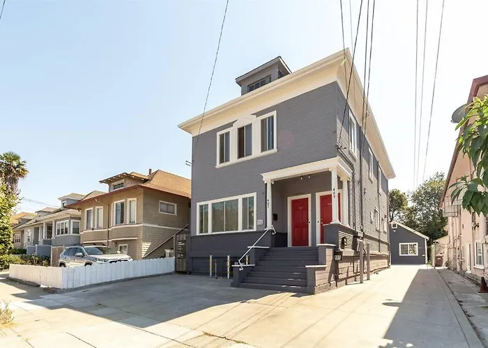 Modern Apt Near All Conveniences