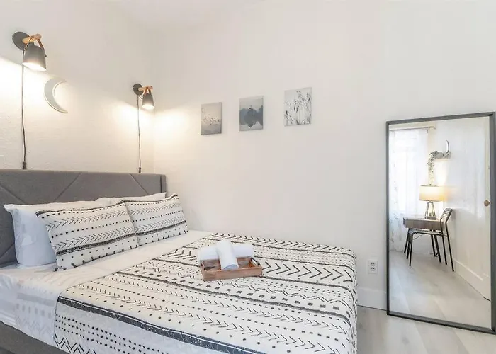 Modern Apt Near All Conveniences