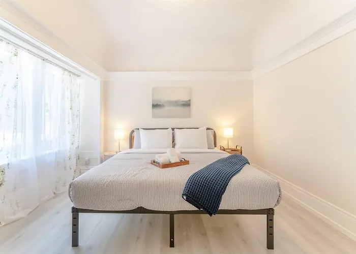 Modern Apt Near All Conveniences