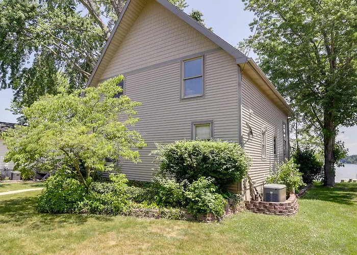 Lakefront Vandalia Home W/ Boat Dock & Gas Grill!