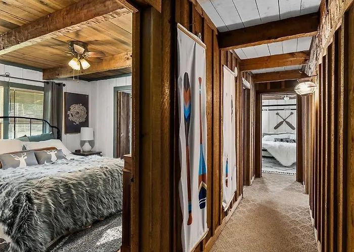 Rustic Cabin, Dock, Firepit, Kayaks & Games