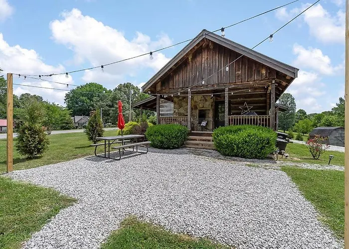 Rustic Cabin, Dock, Firepit, Kayaks & Games