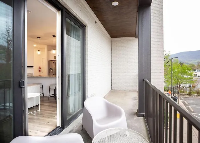 Piedmont Place Suite 301 - Near King Family Vineyards - Mtn Views