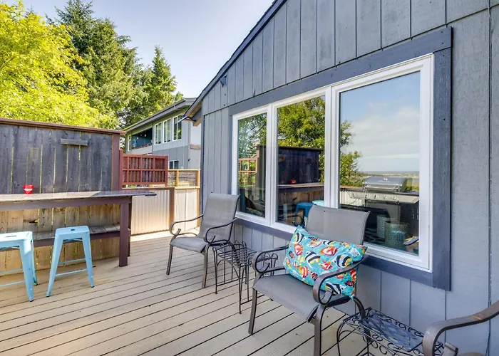 < 1 Mi To Port Of Alsea: Inviting Gem W/ Views!