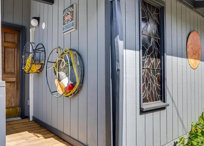 < 1 Mi To Port Of Alsea: Inviting Gem W/ Views!