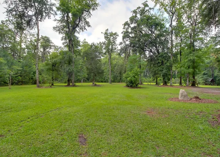 Southern Escape In Guyton: Private Yard & Hot Tub!