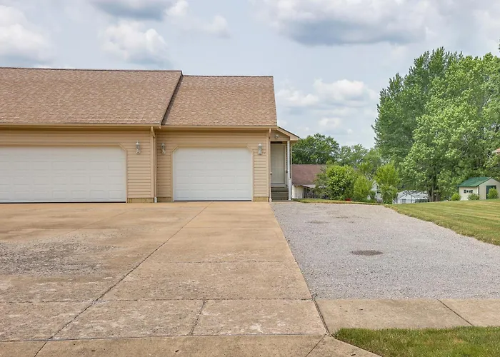 Wfh-Friendly Columbiana Vacation Rental W/ Deck!