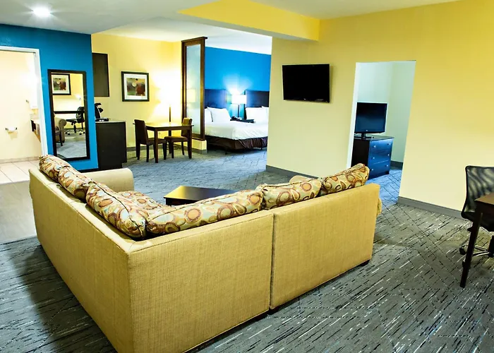 Holiday Inn Express & Suites Harrisburg West