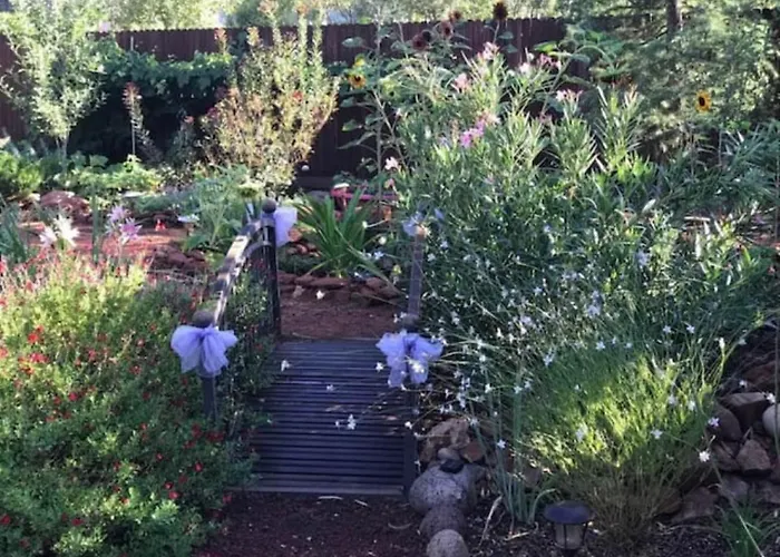 Red Rock Escape - Cozy King Bed Studio & Gardens, Trails, Views, Red Rock Pass