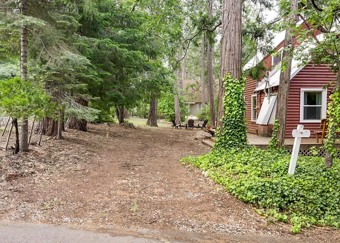 Fire Pit, Deck & Grill: Cozy Twain Harte Cabin!