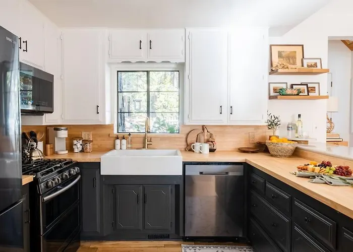 Wild Olive Lodge ° Serene Grandma Chic Getaway Cabin