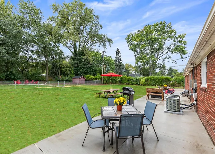 Warm & Comfy 2Br, Huge Backyard, Great Location!