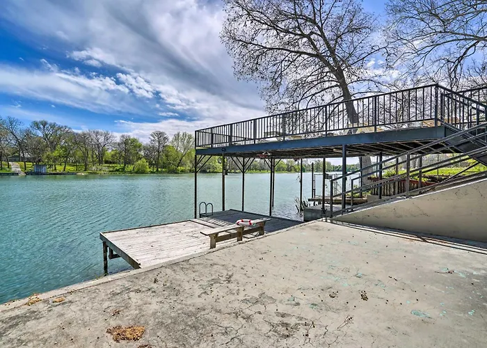 Guadalupe Riverfront Studio W/ Private Balcony