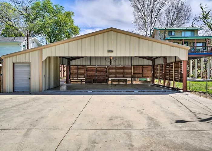 Guadalupe Riverfront Lodge W/ Boat Slip & Dock