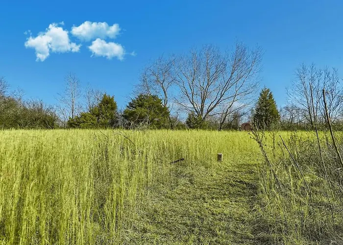 5 Acre Farmhouse Near Nashville!
