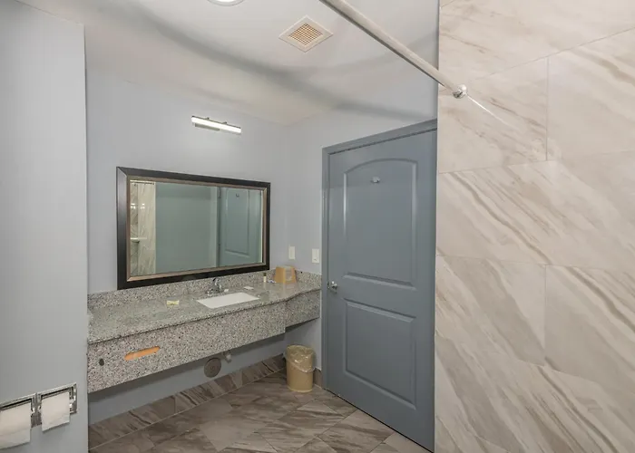 Jamestown Inn & Suites